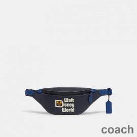 Geantă cu curea Coach Charter 7 din piele Pebble cu Motiv Disney Walt Disney World Bleumarin