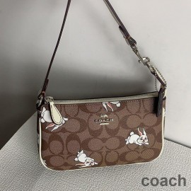 Coach Nolita Bileklik Cüzdan 19 inç İmzalı Tuval Tavşan Desenli Kahve