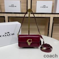Bagetová taška Coach Studio v lakované burgundské barvě