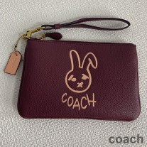 Valmentaja Pieni Lunar New Year Wristlet lompakko Pebble Leather ja Rabbit Burgundy