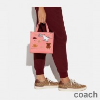 Coach Dempsey Tote 22 aus strukturiertem Leder mit Creature Patches in Pink