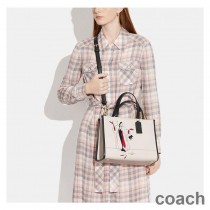 Coach Dempsey Carryall i Pebble Leather med Disney Cruella Motiv Beige