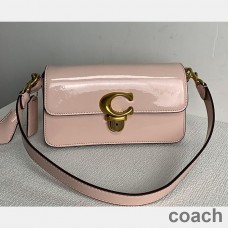 Bolsa Coach Studio Baguette em couro envernizado rosa