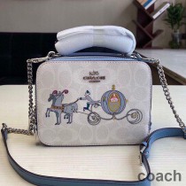 Torebka Coach Box Crossbody z płótna Signature Canvas z motywem Kopciuszka z Disneya w kolorze białym/niebieskim