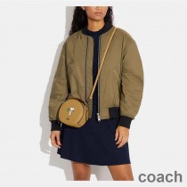 Torba typu crossbody Coach Canteen ze skóry Pebble z motywem Peanuts Snoopy Gift Motif w kolorze żółtym