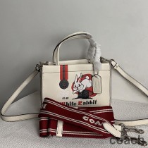 Torba Coach Cashin Carry Tote 20 ze skóry Glovetanned z motywem białego królika w kolorze beżowym