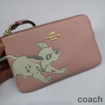 Torebka Coach Corner Zip Wristlet ze skóry Pebble Leather z motywem różowego dalmatyńczyka Disneya