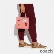 Torba Coach Dempsey Tote 22 ze skóry Pebble z naszywkami Creature w kolorze różowym
