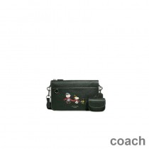 Torba typu crossbody Coach Heritage Convertible w kolorze skóry Pebble z motywem Peanuts Snoopy w kolorze zielonym