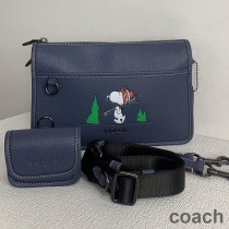 Torba typu crossbody Coach Heritage Convertible w kolorze skóry Pebble z motywem Peanuts Snoopy w kolorze granatowym