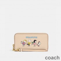 Portfel Coach Long Zip Around ze skóry Peanuts z motywem Snoopy'ego i Przyjaciół w kolorze moreli