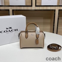 Torba Coach Mini Rowan Satchel ze skóry Pebble i skóry Glovetanned w kolorze morelowym/brązowym