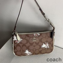 Portfel na nadgarstek Coach Nolita 19 w kolorze Signature Canvas z nadrukiem królika w kolorze kawy