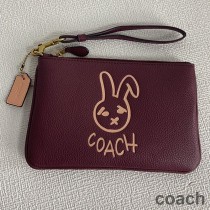 Portfel Coach Small Lunar New Year Wristlet w kolorze skóry groszkowanej z królikiem w kolorze bordowym