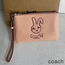 Portfel Coach Small Lunar New Year Wristlet w kolorze skóry groszkowanej z motywem króliczego różu