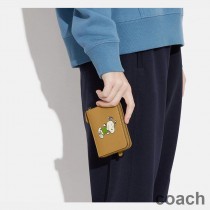 Mały portfel Coach Zip Around ze skóry Peanuts z motywem Snoopy Walk w kolorze żółtym