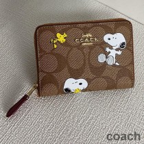 Mały portfel Coach Zip Around z płótna Signature Canvas z nadrukiem Peanuts Snoopy Woodstock Coffee