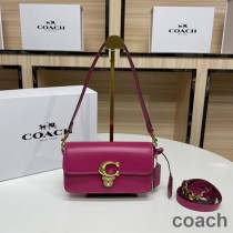 Torba Baguette Coach Studio ze skóry Glovetanned w kolorze różowym