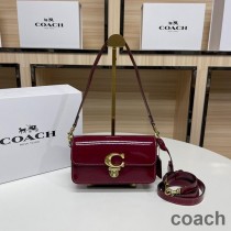 Torba Coach Studio Baguette ze skóry lakierowanej w kolorze bordowym