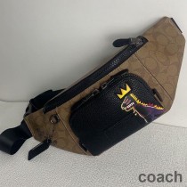 Torba Coach Track Belt Bag z płótna Signature Canvas z motywem dinozaura Jean Michel Basquiat w kolorze khaki/czarnym