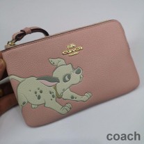 Bolso de mano Coach Corner con cremallera en piel granulada con dálmata rosa de Disney