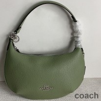Bolso hobo Coach Payton en piel granulada verde