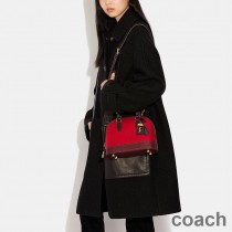 Bolso Coach Revel de piel curtida con bloques de color rojo y burdeos
