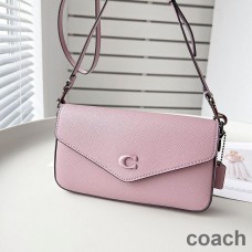 Bolso bandolera Coach Wyn de piel granulada en color rosa
