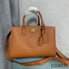 Coach Brooke Carryall 28 en piel de guijarro marrón
