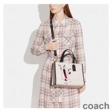 Coach Dempsey Carryall σε βοτσαλωτό δέρμα με Disney Cruella Motif Beige
